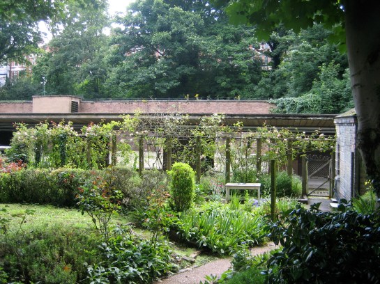 A rockery runs through it